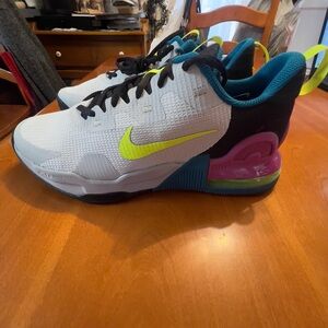 Men’s size 9 Nike air max alpha trainer 5